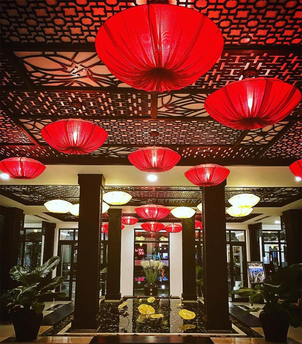 Layered Restaurant Ceiling Idea