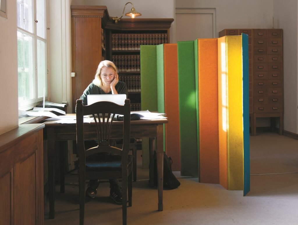 MixMax freestanding acoustic screen in library corner